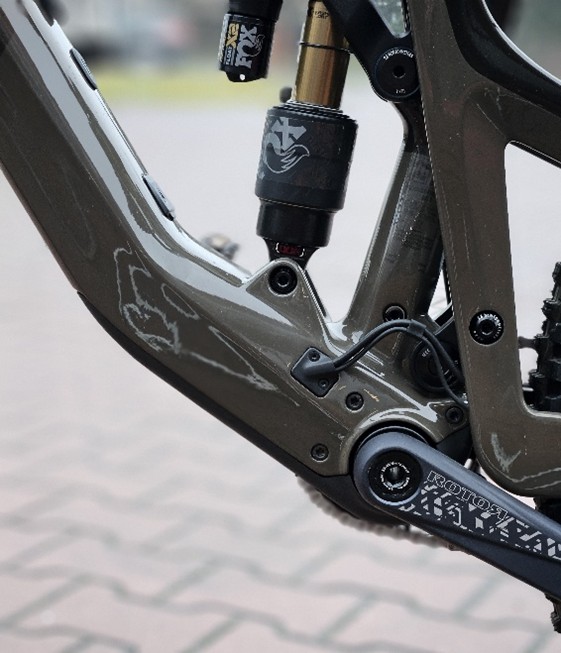 Detal ramy i tylnego zawieszenia roweru elektrycznego.